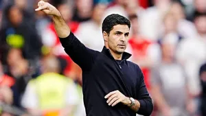 Schmeichel Criticizes Arsenal’s Approach, Walcott Defends Arteta’s Strategy